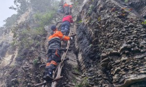 河南29岁男子南太行失联已16天,曾有救援人员看到悬崖上有乌鸦盘旋,但未确定是否与失联者有关,多个可疑地点已排除