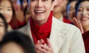 辛柏青吃饭被偶遇,瘦了老了破碎感太强,一旁李乃文不停给他夹菜
